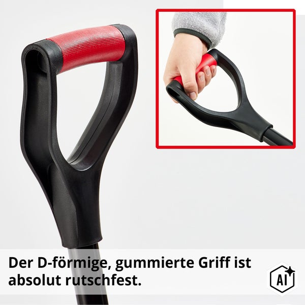 Ein Mann räumt mit einer Schneeschaufel Schnee vor einem modernen Haus mit Terrasse.