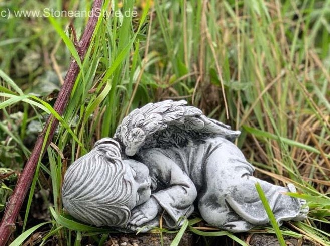 Steinfigur schlafender Engel aus wetterfestem Steinguss zur Gartendekoration