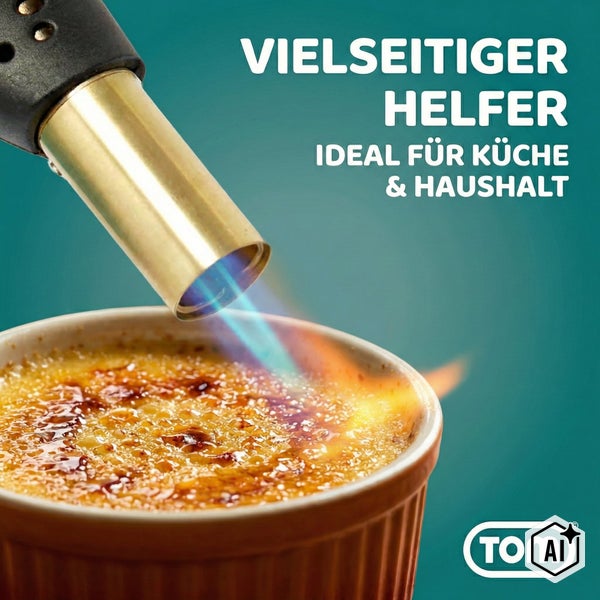 Ein Gasbrenner karamellisiert die Oberfläche einer Creme Brulee in einer Keramikform