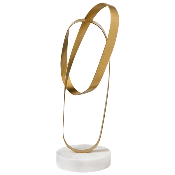 Dekorative goldene Pflanze in grauem Topf auf einer Steinsäule vor einer verzierten Wand