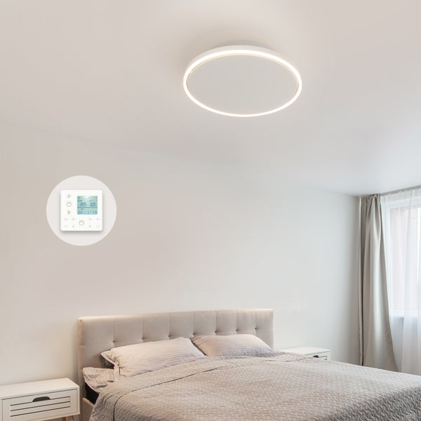 Schlafzimmer mit Deckenleuchte und Raumthermostat