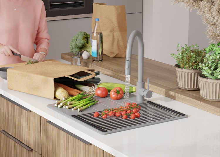 Küchenszene mit frischem Gemüse, Spüle und Wasserhahn