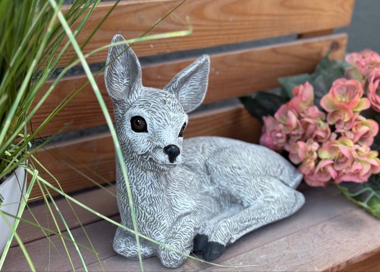 Dekorative Gartenfigur Reh liegend aus Kunststein zur Gartendekoration