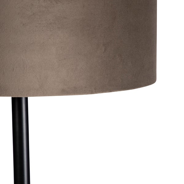 Detailaufnahme einer Stehlampe mit Lampenschirm aus Stoff und einem schwarzen Lampenfuß.