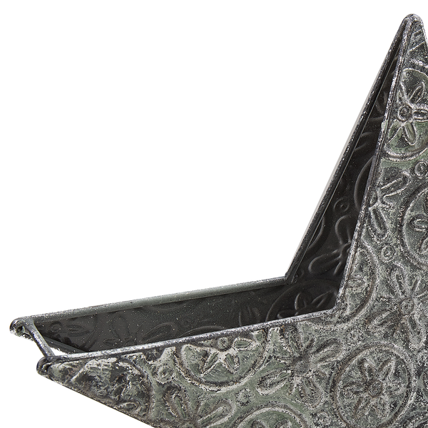 Dekorativer Stern aus Metall mit floralem Muster