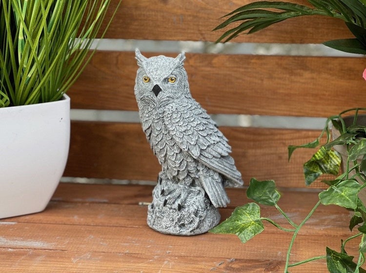 Detaillierte Eulenfigur aus Stein für den Garten als Dekoration