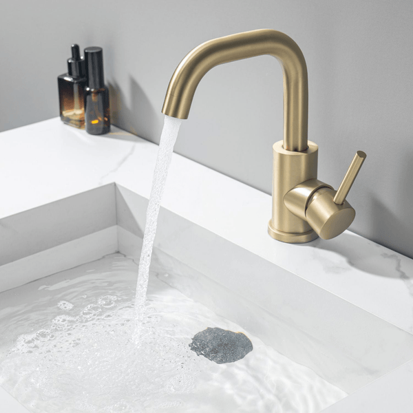 Moderne Einhebel Waschtischarmatur in matter Optik über einem weißen Waschbecken mit fließendem Wasser.