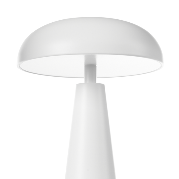 Weiße Tischleuchte mit kuppelförmigem Lampenschirm und konischem Standfuß.