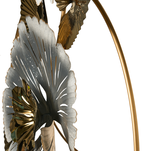 Dekorative Wandkunst mit goldenen und silbernen Blättern