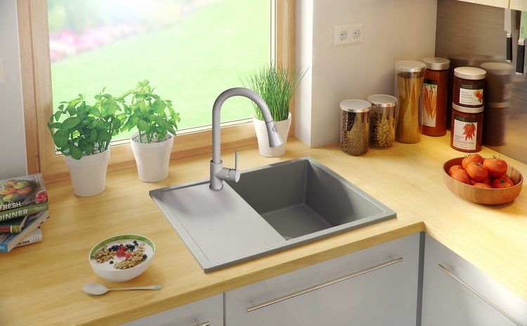 Küchenspüle mit Abtropffläche und Einhebelmischer auf einer Küchentheke