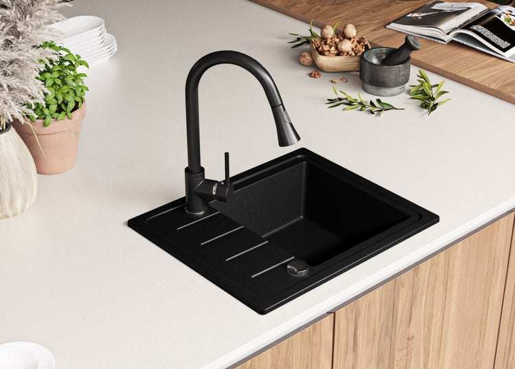 Schwarze Küchenspüle mit Armatur auf einer Küchenarbeitsplatte
