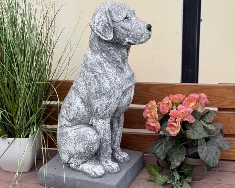 Gartenfigur sitzender Hund aus Steinguss, detailgetreue Nachbildung eines Labradors für den Außenbereich.