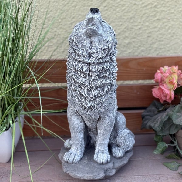 Steinfigur Wolf heulend als dekorative Gartenfigur für den Außenbereich