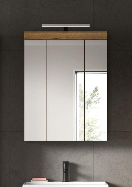 Spiegelschrank mit Beleuchtung und drei Türen im Badezimmer
