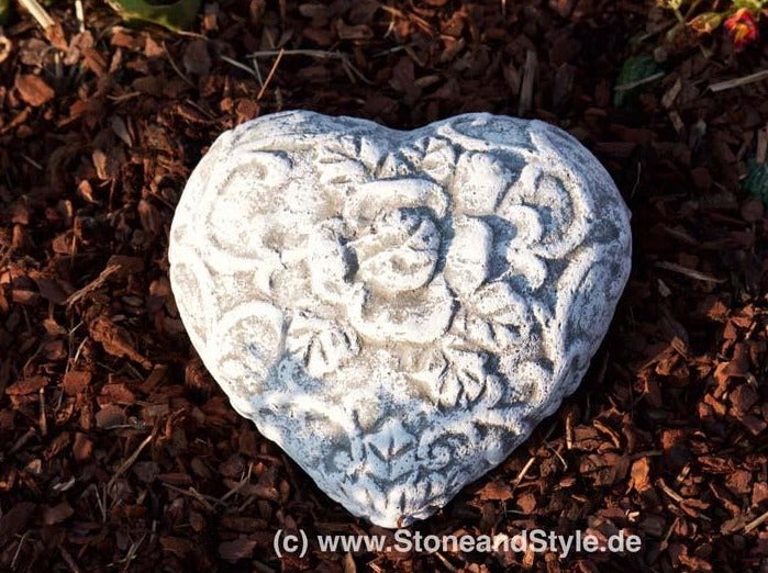 Steinernes Herz als Gartendekoration mit Rosenrelief