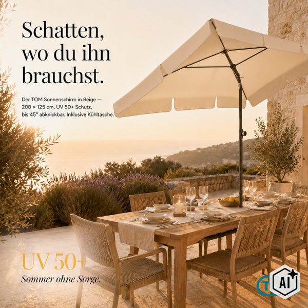 TOM Sonnenschirm mit UV 50 plus Schutz und Knickfunktion auf einer Terrasse mit gedecktem Holztisch und Stühlen vor einer Küstenlandschaft.