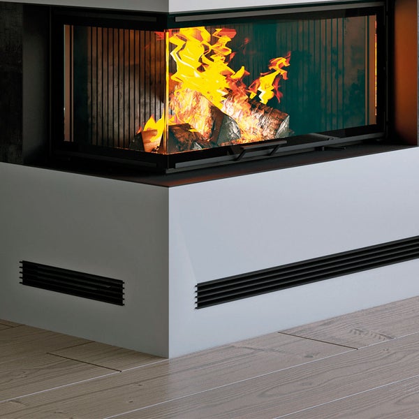 Moderner Eckkamin mit brennendem Holzfeuer und integrierten Lüftungsgittern in einem hellen Kaminsockel auf Holzboden.