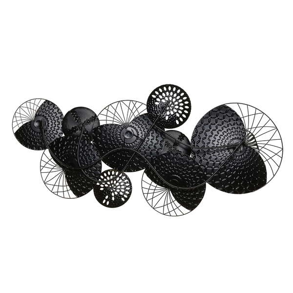 Dekorative Wandkunst aus Metall mit Kreisformen.