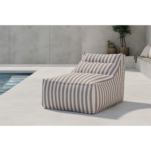 Gestreifter Sitzsack im Außenbereich neben einem Pool