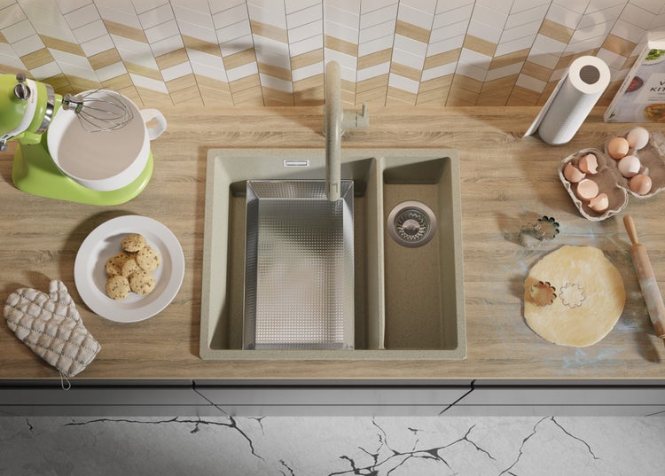 Küchenszene mit Spüle, Armatur und Backutensilien