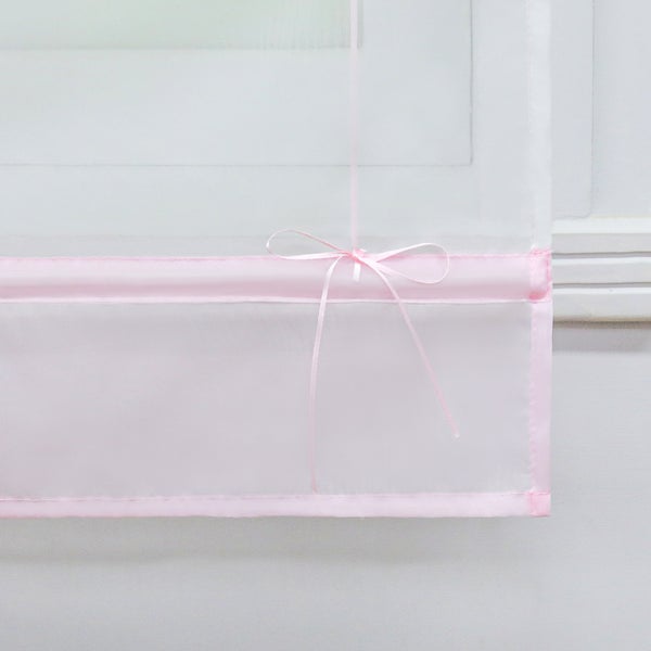 Fensterdekoration mit Schleife