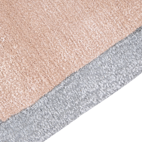 Nahaufnahme der Textur eines Teppichs mit weichem Flor in Beige und Grau.