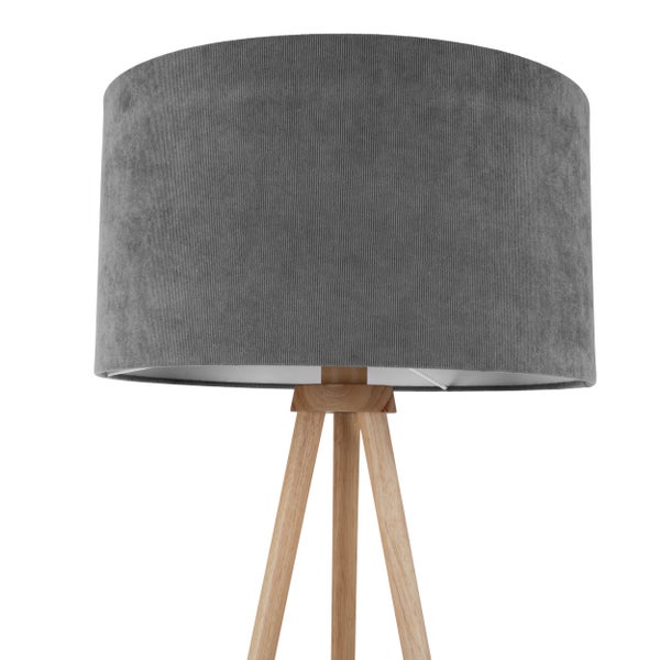 Stehleuchte mit Schirm und Holzfuß