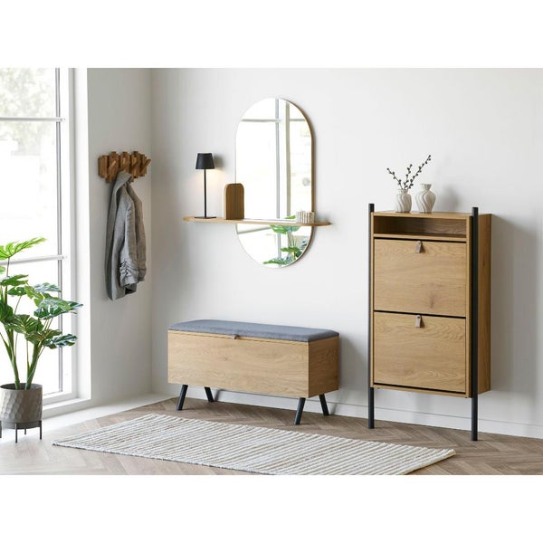 Flurmöbelset mit Schuhschrank, Sitzbank, Spiegel, Garderobe und Teppich in einem hellen, organisierten Raum.