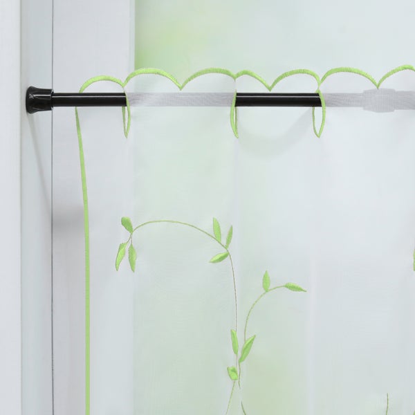 Gardine mit Blättermuster auf einer Gardinenstange