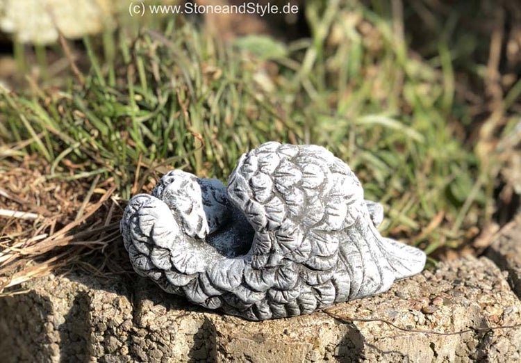 Kleine Engelsfigur aus Steinguss für die Gartendekoration