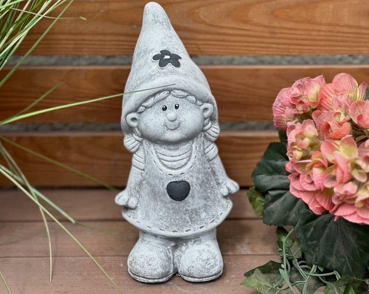 Gartenfigur Zwergenmädchen aus Stein für die Gartendekoration.