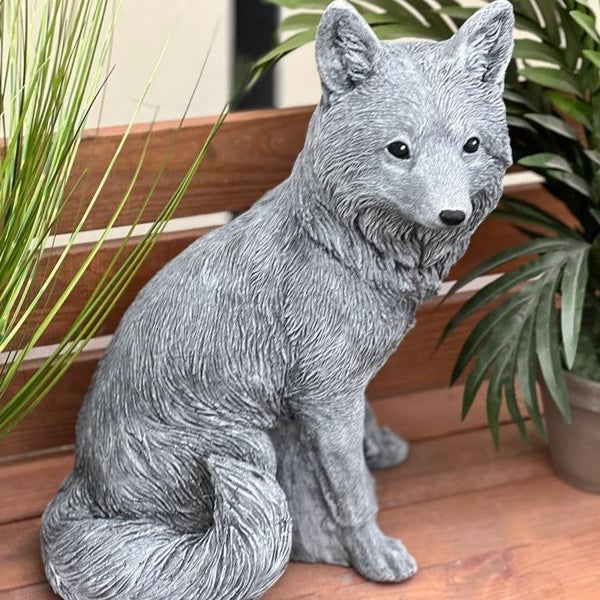 Dekorative Gartenfigur Fuchs aus wetterfestem Kunststein als realistische Gartendekoration für den Außenbereich.