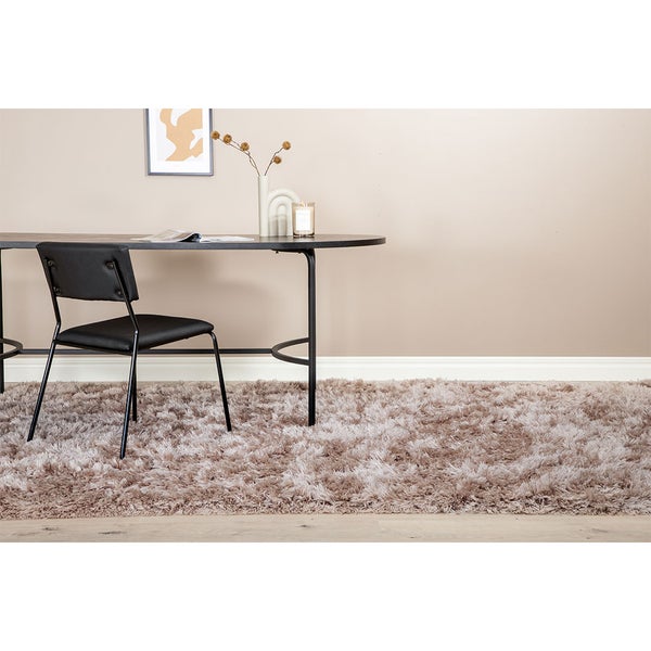 Szene mit einem Shaggy-Teppich, einem Tisch und einem Stuhl