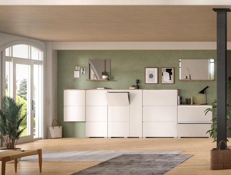 Wohnraum mit Schrankwand, Spiegeln und Dekoration