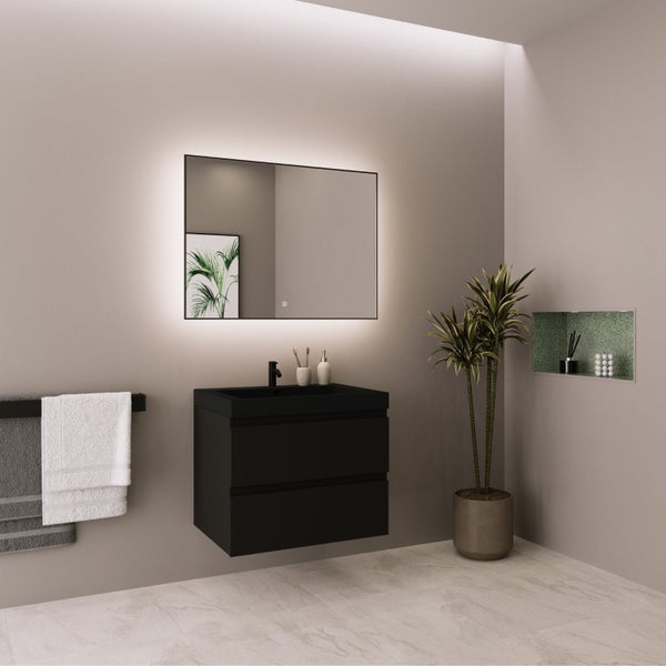 Modernes, helles Badezimmer mit schwarzem, wandhängendem Waschtischunterschrank, schwarzem Waschbecken und einem rechteckigen, beleuchteten Spiegel.