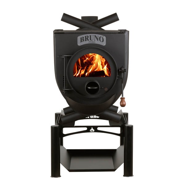 Holzofen mit Holz auf Ablage