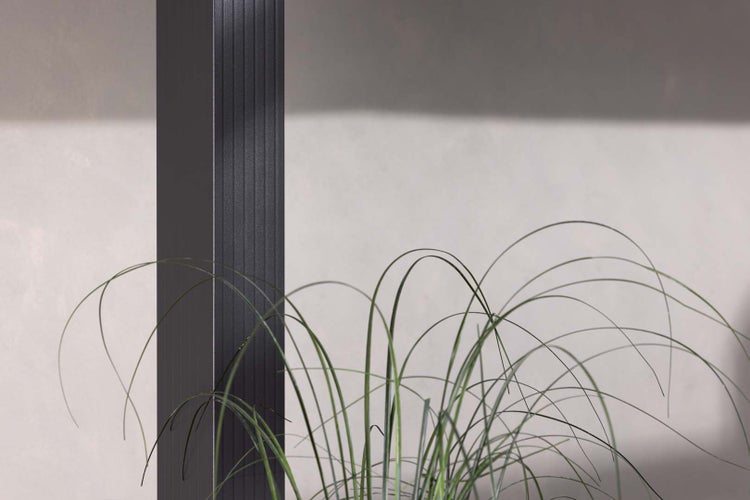 Detailansicht einer Fassadenverkleidung mit Gräsern