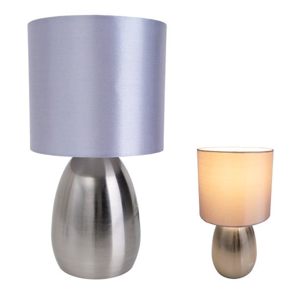 Zwei Tischleuchten mit Lampenschirm und Metallfuß