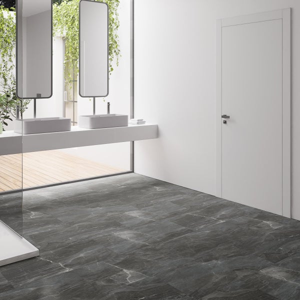 Modernes Badezimmer mit Doppelwaschtisch und dunkelgrauem Fliesenboden in Marmoroptik