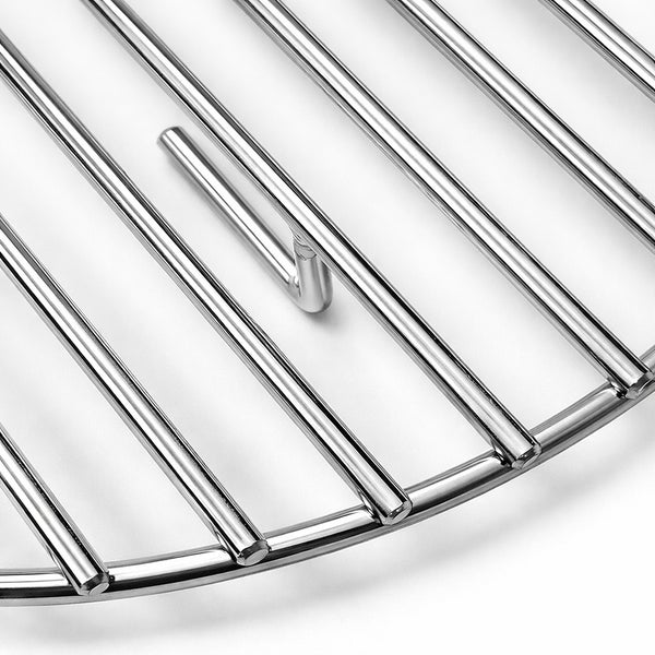 Grillrost aus Metall mit Griffdetail