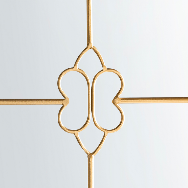 Detailansicht eines metallenen Zierelements.