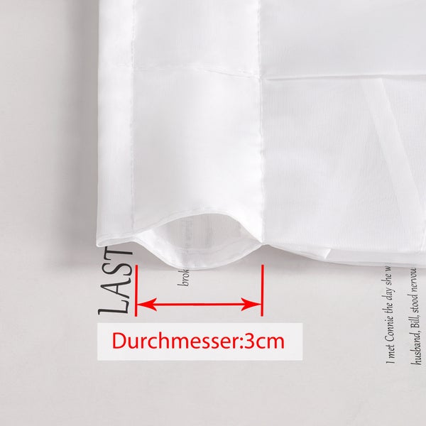 Detailaufnahme eines weißen Vorhangs mit einem Durchmesser von 3 cm