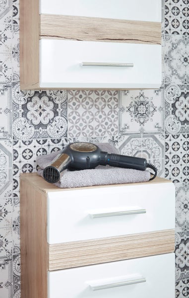 Badezimmer mit Kommode, Handtuch und Haartrockner