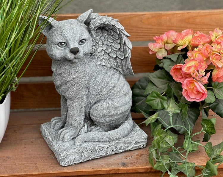 Gartenfigur Katze mit Engelsflügeln aus Steinguss, sitzender Katzenengel als Grabschmuck oder Gartendeko.