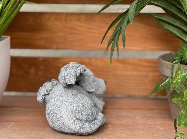 Dekorative Gartenfigur schlafender Hund mit Engelsflügeln aus wetterfestem Kunststein für den Außenbereich