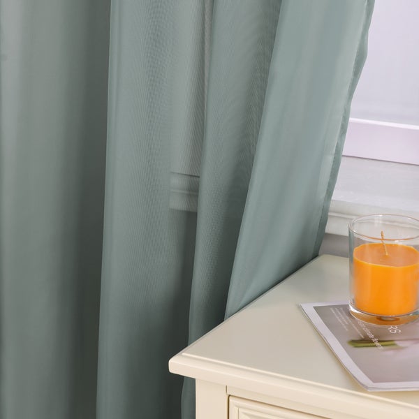 Szene mit Vorhang, Nachttisch und Kerze