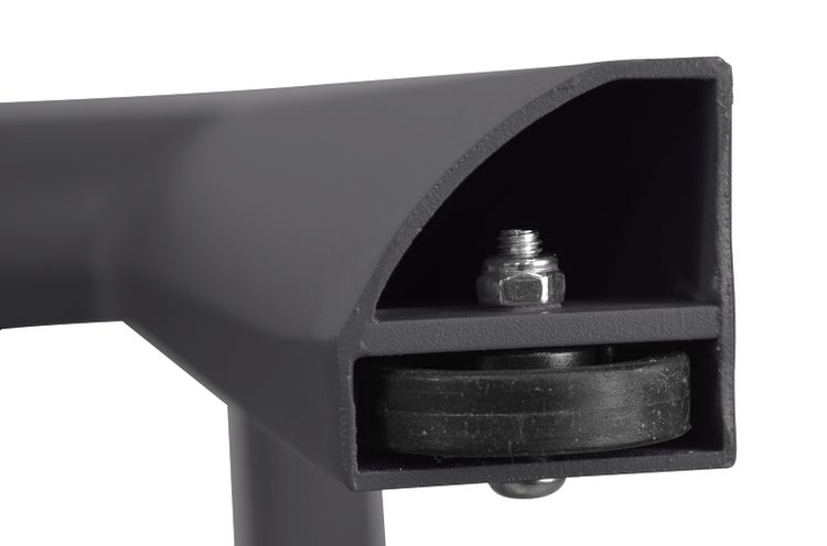 Detailansicht einer Metallkonstruktion mit Rad und Schraube