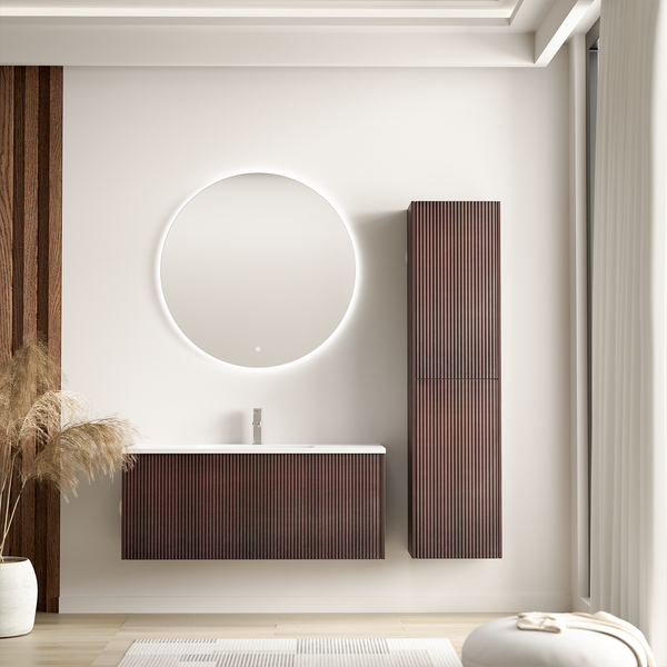 Modernes Badezimmer mit Waschtisch, Rillenschrank, rundem LED Wandspiegel und Holzverkleidung in einem hellen, eleganten Ambiente.