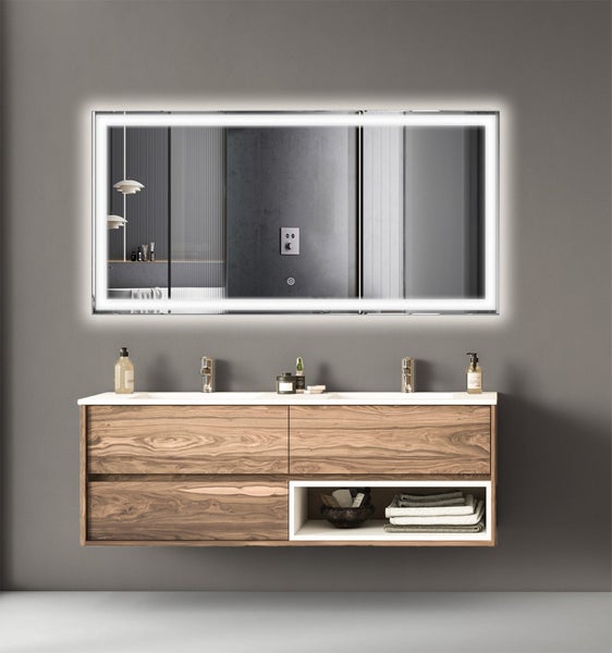 Moderner Waschtisch mit Holzschränken und beleuchtetem rechteckigem Badezimmerspiegel vor einer Wand.