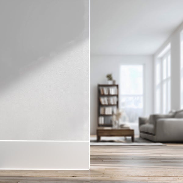 Wandpaneel und Sockelleiste in einem hellen Wohnraum